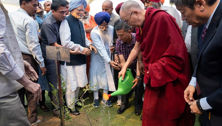 Seine Heiligkeit der Dalai Lama und Dr. Manmohan Singh pflanzen gemeinsam ein Setzling in Neu Delhi, Indien am 10. November 2018. Foto: Tenzin Choejor