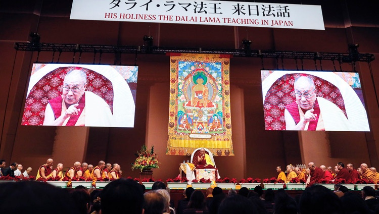 Ein Blick auf die Bühne während den Unterweisungen von Seiner Heiligkeit dem Dalai Lama in Yokohama, Japan am 14. November 2018. Foto: Tenzin Jigme
