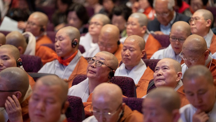 Koreanische Mönche und Nonnen verfolgen die Unterweisungen von Seiner Heiligkeit dem Dalai Lama in Yokohama, Japan am 14. November 2018. Foto: Tenzin Choejor