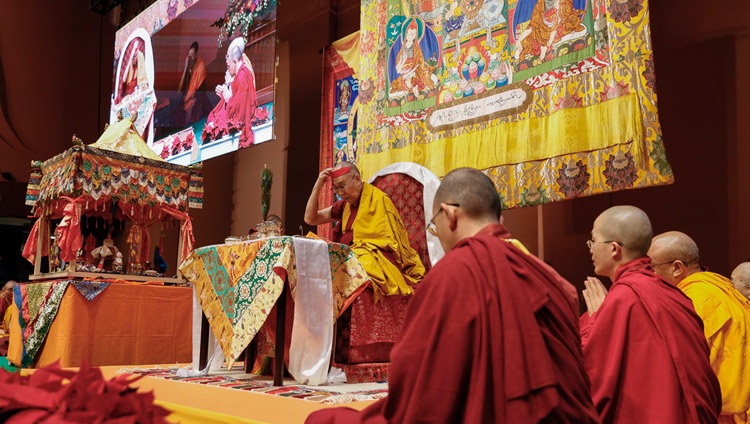 Seine Heiligkeit der Dalai Lama bereitet sich für die Erteilung der Avalokiteshvara-Ermächtigung vor - in Yokohama, Japan am 15. November 2018. Foto: Tenzin Jigme