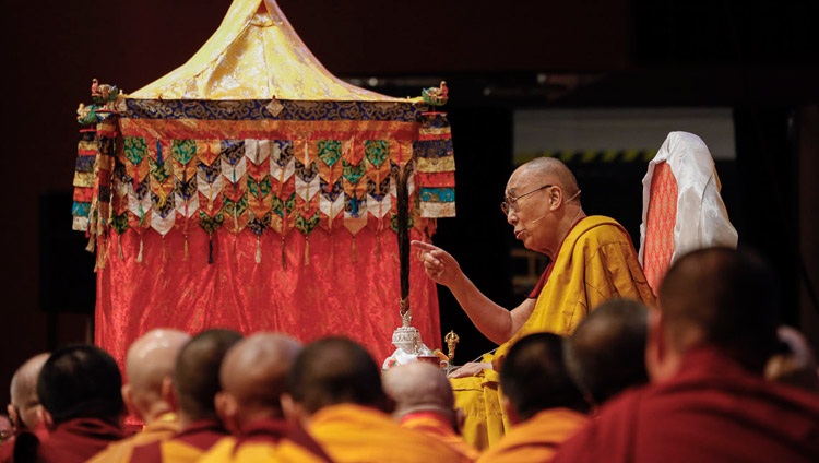 Seine Heiligkeit der Dalai Lama spricht am letzten Tag seiner buddhistischen Unterweisungen in Yokohama, Japan am 15. November 2018. Foto: Tenzin Jigme