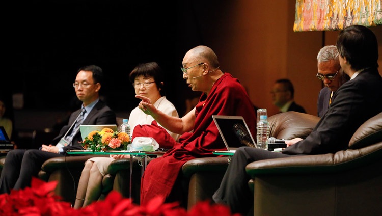 Seine Heiligkeit der Dalai Lama kommentiert die Präsentation von Dr. Iriki Atsushi am Dialog zwischen buddhistischer und moderner Wissenschaft in Yokohama, Japan am 16. November 2018. Foto: Tenzin Jigme