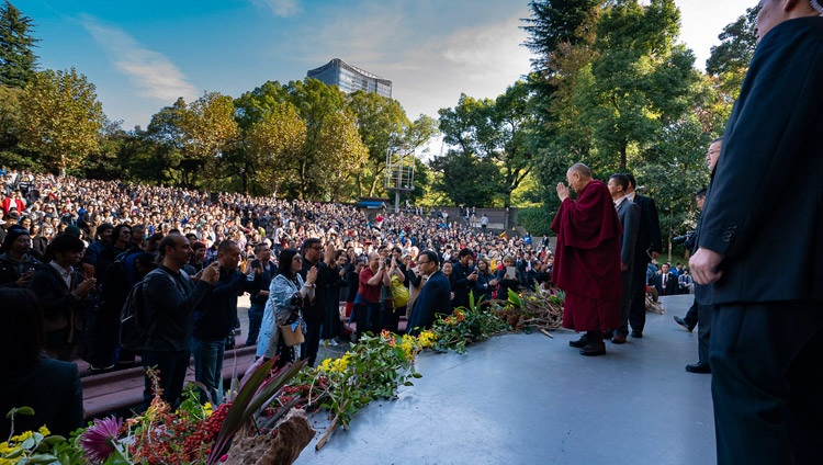 Seine Heiligkeit der Dalai Lama grüsst das Publikum nach der Ankunft am Hibiya Open-Air Concert Hall in Tokyo, Japan am 17. November 2018. Foto: Tenzin Choejor