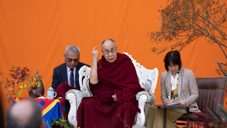 Seine Heiligkeit der Dalai Lama spricht am öffentlichen Vortrag vor jungen Japanern in Tokyo, Japan am 17. November 2018. Foto: Tenzin Choejor