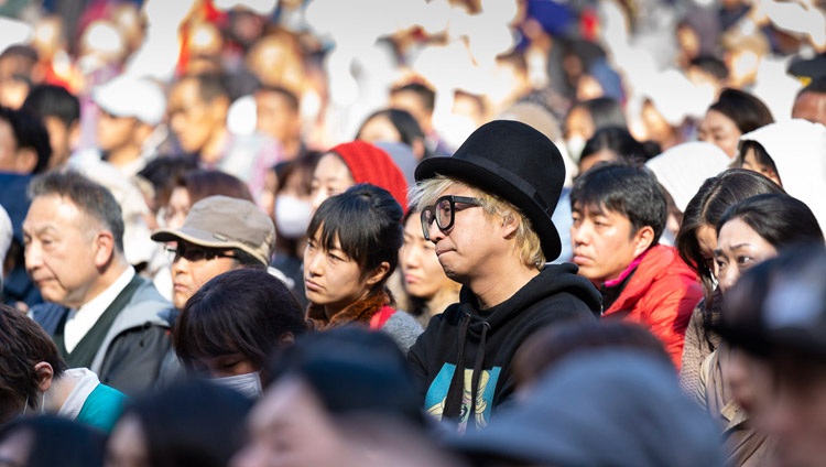 Japanerinnen und Japaner, vorallem Jugendliche, verfolgen den Vortrag von Seiner Heiligkeit dem Dalai Lama in einem offenen Theater in Tokyo, Japan am 17. November 2018. Foto: Tenzin Choejor