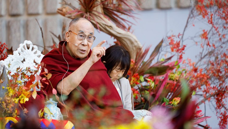 Seine Heiligkeit der Dalai Lama spricht am öffentlichen Vortrag vor jungen Japanern in Tokyo, Japan am 17. November 2018. Foto: Tenzin Jigme