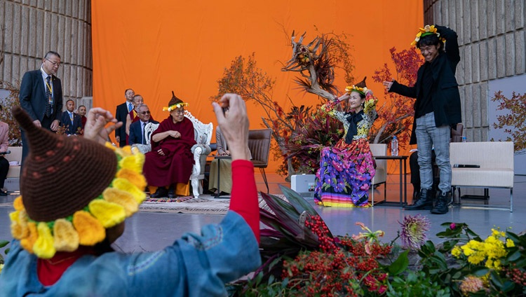 Seine Heiligkeit der Dalai Lama und weitere Gäste tragen am Ende des Vortrages einen Sonnenblumenhut – in Tokyo, Japan am 17. November 2018. Foto: Tenzin Choejor