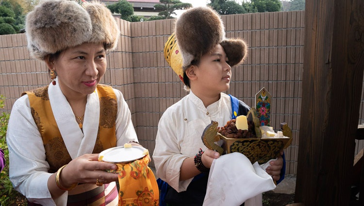 Mitglieder des Sherab Kyetsel Ling Instituts warten auf die Ankunft von Seiner Heiligkeit dem Dalai Lama in Chiba, Japan am 18. November 2018. Foto: Tenzin Choejor