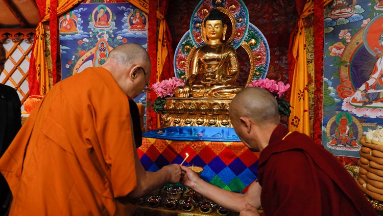 Seine Heiligkeit der Dalai Lama zündet eine Butterlampe an im Sherab Kyetsel Ling Institut in Chiba, Japan am 18. November 2018. Foto: Tenzin Jigme