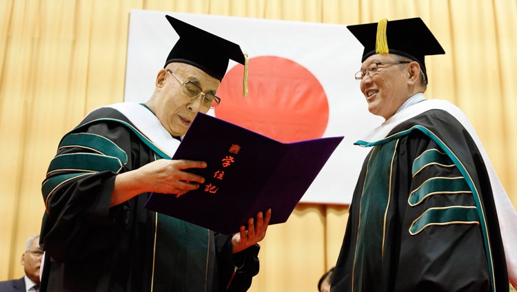 Mototaka Hiroike, Präsident der Universität, überreicht Seiner Heiligkeit dem Dalai Lama die Ehrendoktorwürde für Literatur an der Reitaku Universität in Chiba, Japan am 19. November 2018. Foto: Tenzin Jigme