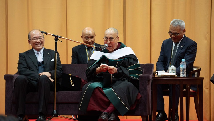 Seine Heiligkeit der Dalai Lama spricht vor Studierenden an der Reitaku Universität in Chiba, Japan am 19. November 2018. Foto: Tenzin Choejor