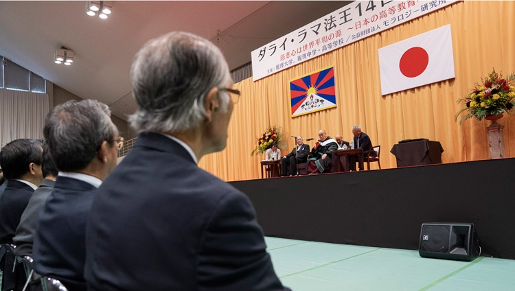 Seine Heiligkeit der Dalai Lama spricht vor Studierenden an der Reitaku Universität in Chiba, Japan am 19. November 2018. Foto: Tenzin Choejor