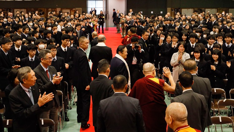 Seine Heiligkeit der Dalai Lama verabschiedet sich nach seinem Vortrag vom Publikum an der Reitaku Universität in Chiba, Japan am 19. November 2018. Foto: Tenzin Jigme