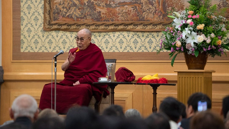 Seine Heiligkeit der Dalai Lama im Austausch mit Angehörigen der tibetischen und bhutanischen Gemeinde in Tokio, Japan am 20. November 2018. Foto: Tenzin Choejor