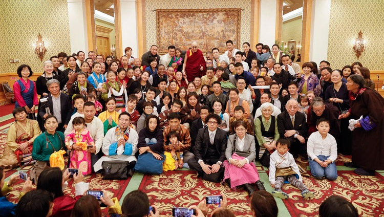 Seine Heiligkeit der Dalai Lama und Angehörige der tibetischen bhutanischen Gemeinde nach ihrem Treffen in Tokio, Japan am 20. November 2018. Foto: Tenzin Choejor