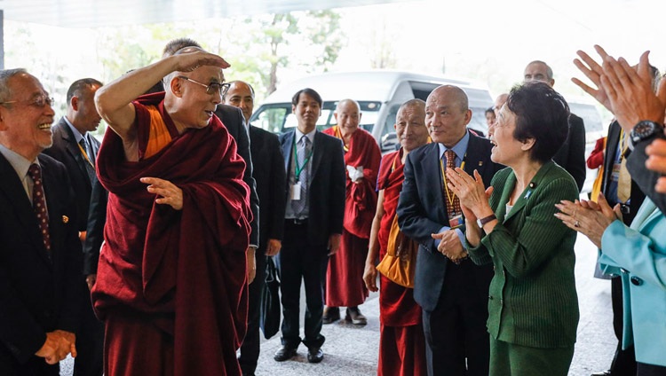 Seine Heiligkeit der Dalai Lama bei der Ankunft zum Treffen mit japanischen Parlamentariern am Diet in Tokio, Japan am 20. November 2018. Foto: Tenzin Jigme