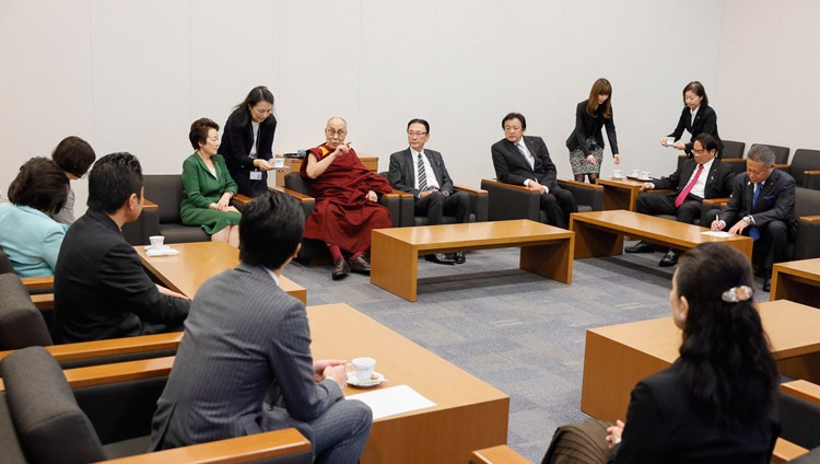 Seine Heiligkeit der Dalai Lama spricht bei einem informellen Treffen mit der überparteilichen japanischen Parlamentariergruppe für Tibet in Tokio, Japan am 20. November 2018. Foto: Tenzin Jigme