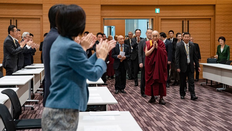Seine Heiligkeit der Dalai Lama grüsst die Abgeordneten zu Beginn eines formellen Treffens mit der überparteilichen japanischen Parlamentariergruppe für Tibet in Tokio, Japan am 20. November 2018. Foto: Tenzin Choejor