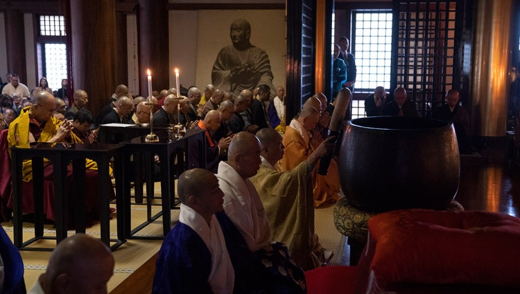 Seine Heiligkeit der Dalai Lama im Gebet für die Erdbebenopfer von Kumamoto - in Fukuoka, Japan am 22. November 2018. Foto: Tenzin Choejor