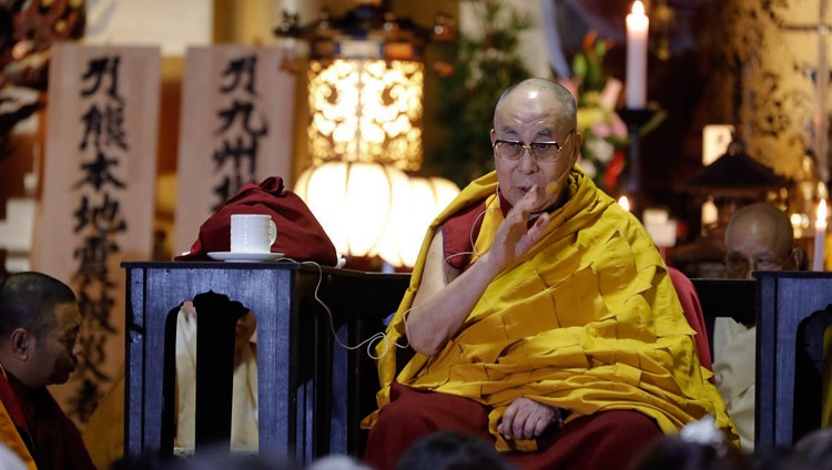 Seine Heiligkeit der Dalai Lama spricht zu den Gästen im Tochoji Tempel in Fukuoka, Japan am 22. November 2018. Foto: Tenzin Jigme