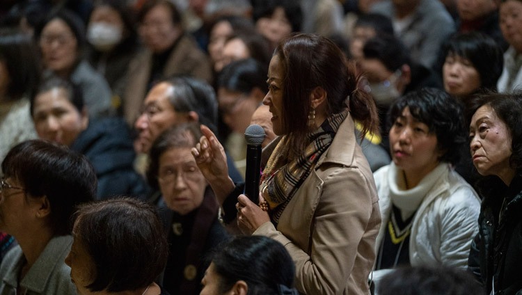 Jemand aus dem Publium stellt Seiner Heiligkeit dem Dalai Lama eine Frage in Fukuoka, Japan am 22. November 2018. Foto: Tenzin Choejor