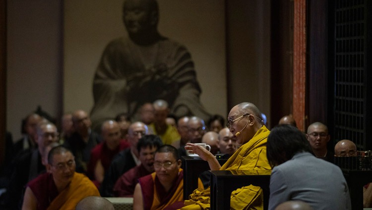 Seine Heiligkeit der Dalai Lama beantwortet Fragen aus dem Publikum im Tochoji Tempel in Fukuoka, Japan am 22. November 2018. Foto: Tenzin Choejor