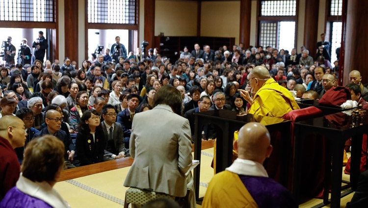 Seine Heiligkeit der Dalai Lama beantwortet Fragen aus dem Publikum im Tochoji Tempel in Fukuoka, Japan am 22. November 2018. Foto: Tenzin Jigme