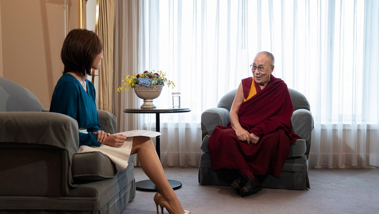 Seine Heiligkeit der Dalai Lama im Gespräch mit Rina Yamasawa von NHK in Yokohama, Japan am 13. November 2018. Foto: Tenzin Choejor
