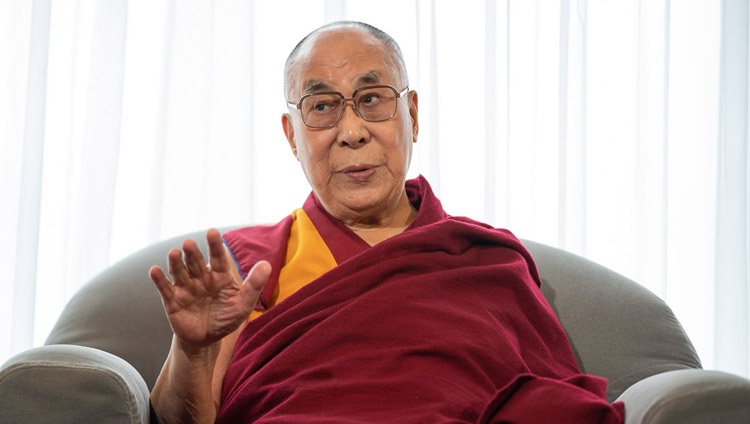 Seine Heiligkeit der Dalai Lama im Gespräch mit Rina Yamasawa von NHK in Yokohama, Japan am 13. November 2018. Foto: Tenzin Choejor