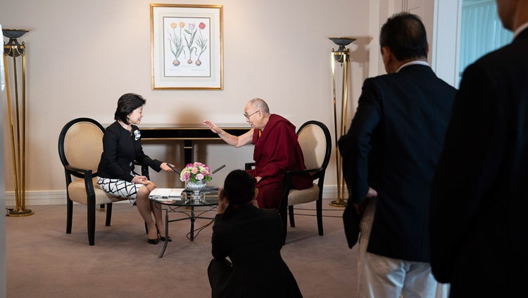 Yoshiko Sakurai, Vorsitzende des Japan Institute of National Fundamentals, im Gespräch mit Seiner Heiligkeit dem Dalai Lama in Yokohama, Japan am 13. November 2018. Foto: Tenzin Choejor