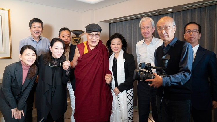 Seine Heiligkeit der Dalai Lama mit dem Produktionsteam für das Interview mit Yoshiko Sakurai, Vorsitzende des Japan Institute of National Fundamentals, in Yokohama, Japan am 13. November 2018. Foto: Tenzin Choejor
