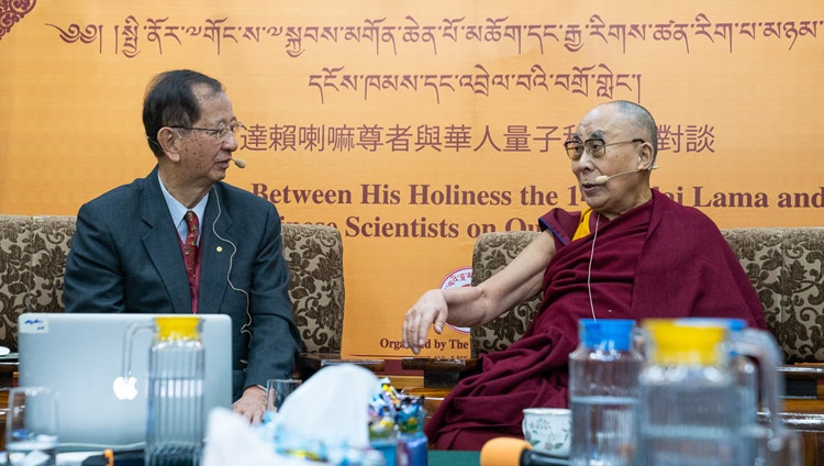 Prof. Yuan Tseh Lee spricht über die Chancen und Herausforderungen für einen nachhaltigen Planeten am Dialog über Quanteneffekte mit Seiner Heiligkeit dem Dalai Lama in Dharamsala, HP, Indien am 3. November 2018. Foto: Ehrw. Tenzin Jamphel