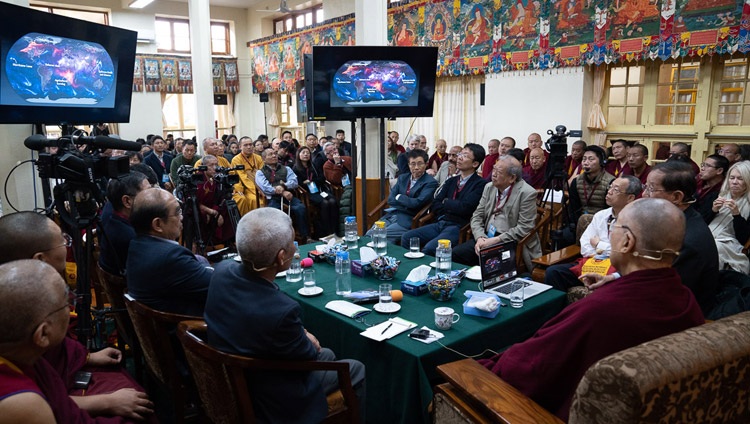 Seine Heiligkeit der Dalai Lama im Gespräch mit chinesischen Wissenschaftlern am Dialog über Quanteneffekte in Dharamsala, HP, Indien am 3. November 2018. Foto: Ehrw. Tenzin Jamphel
