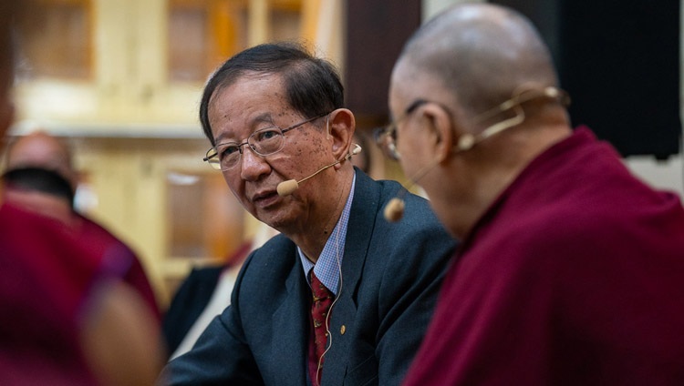 Prof. Yuan Tseh Lee spricht über nachhaltige Entwicklungen am Dialog mit Seiner Heiligkeit dem Dalai Lama über Quanteneffekte in Dharamsala, HP, Indien am 3. November 2018. Foto: Ehrw. Tenzin Jamphel