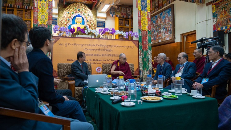 Seine Heiligkeit der Dalai Lama im Gespräch mit chinesischen Wissenschaftlern über Quanteneffekte in Dharamsala, HP, Indien am 3. November 2018. Foto: Ehrw. Tenzin Jamphel