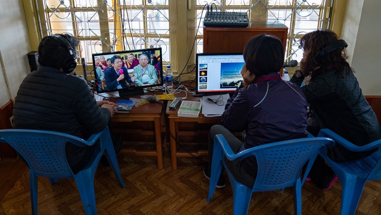 Die Chinesisch-Übersetzter bei der Arbeit während des Dialogs über Quanteneffekte mit Seiner Heiligkeit dem Dalai Lama in Dharamsala, HP, Indien am 3. November 2018. Foto: Ehrw. Tenzin Jamphel