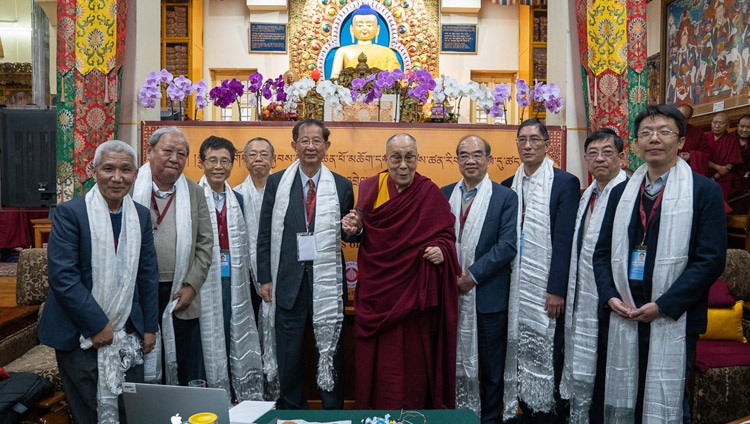 Seine Heiligkeit der Dalai Lama mit den Referenten des dreitägigen Dialogs über Quanteneffekte in Dharamsala, HP, Indien am 3. November 2018. Foto: Ehrw. Tenzin Jamphel