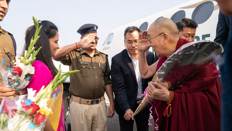 Seine Heiligkeit der Dalai Lama kommt am Flughafen von Farruukhabad an - in der Nähe von Sankisa, UP, Indien am 2. Dezember 2018. Foto: Tenzin Choejor