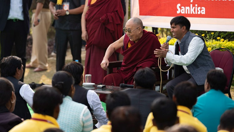 Seine Heiligkeit der Dalai Lama im Gespräch mit Freiwilligen des Youth Buddhist Society, welche seinen Besuch organisiert - in Sankisa, UP, Indien am 2. Dezember 2018. Foto: Tenzin Choejor