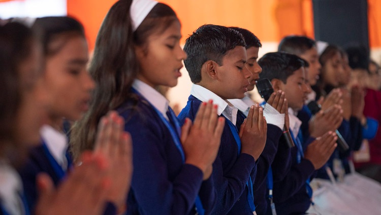 Junge Teilnehmende rezitieren Gebete in der Pali-Sprache vor den Unterweisungen von Seiner Heiligkeit dem Dalai Lama in Sankisa, UP, Indien am 3. Dezember 2018. Foto: Lobsang Tsering
