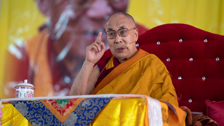 Seine Heiligkeit der Dalai Lama beginnt mit seinen Unterweisungen für die Youth Buddhist Society in Sankisa, UP, Indien am 3. Dezember 2018. Foto: Lobsang Tsering