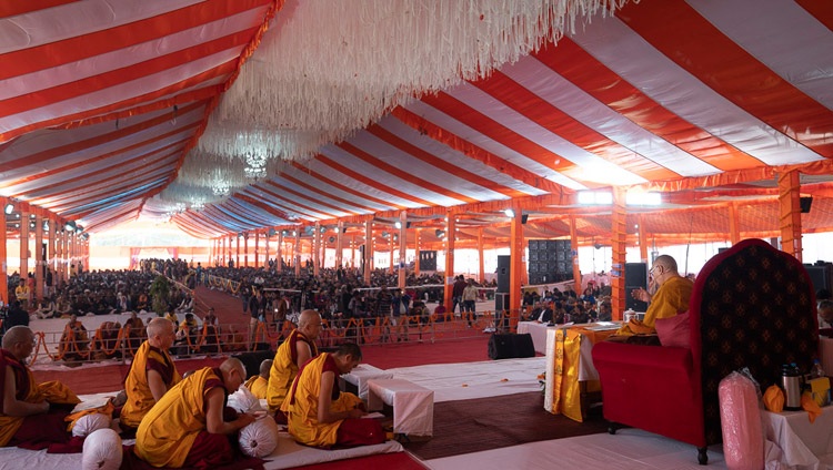 Ein Blick auf den Veranstaltungsort mit über 15'000 Teilnehmenden an den Unterweisungen von Seiner Heiligkeit dem Dalai Lama in Sankisa, UP, Indien am 3. Dezember 2018. Foto: Lobsang Tsering