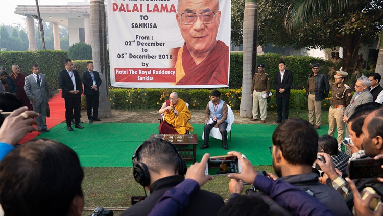Seine Heiligkeit der Dalai Lama im Gespräch mit Pressevertretern auf dem Gelände seines Hotels in Sankisa, UP, Indien am 4. Dezember 2018. Foto: Lobsang Tsering