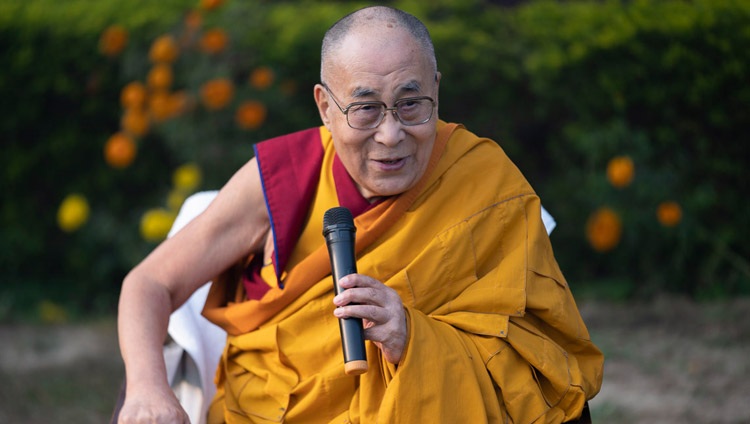 Seine Heiligkeit der Dalai Lama im Gespräch mit Pressevertretern auf dem Gelände seines Hotels in Sankisa, UP, Indien am 4. Dezember 2018. Foto: Lobsang Tsering