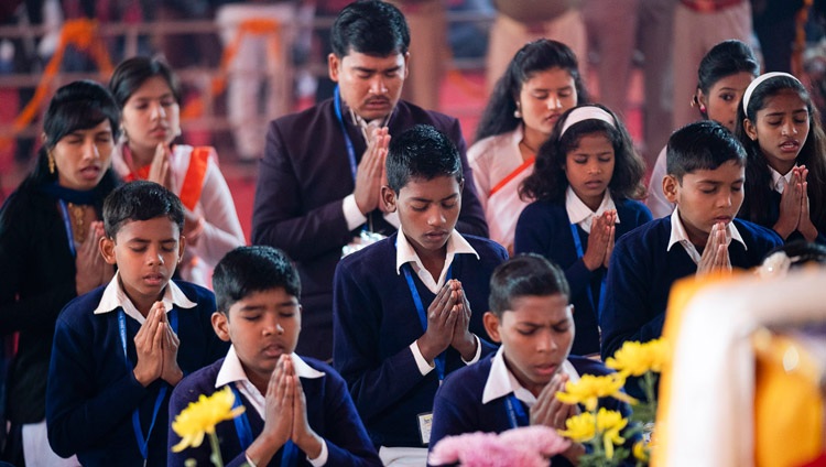 Einheimische Schülerinnen und Schüler rezitieren Gebete vor den Unterweisungen von Seiner Heiligkeit dem Dalai Lama in Sankisa, UP, Indien am 4. Dezember 2018. Foto: Lobsang Tsering