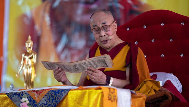 Seine Heiligkeit der Dalai Lama liest aus dem Text 'Ein Leitfaden zur Lebensweise des Bodhisattva' von Shantideva in Sankisa, UP, Indien am 4. Dezember 2018. Foto: Lobsang Tsering