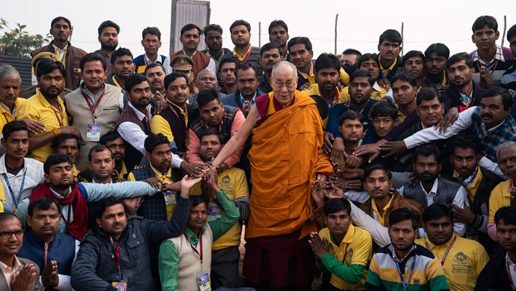 Seine Heiligkeit der Dalai Lama mit den Organisatoren und Freiwilligen von Youth Buddhist Society of India - Veranstalter der Unterweisungen - in Sankisa, UP, Indien am 5. Dezember 2018. Foto: Lobsang Tsering