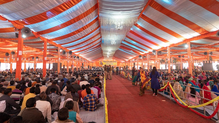 Ein Blick auf die Versammlungshalle während den Unterweisungen von Seiner Heiligkeit dem Dalai Lama am letzten Tag in Sankisa, UP, Indien am 5. Dezember 2018. Foto: Lobsang Tsering