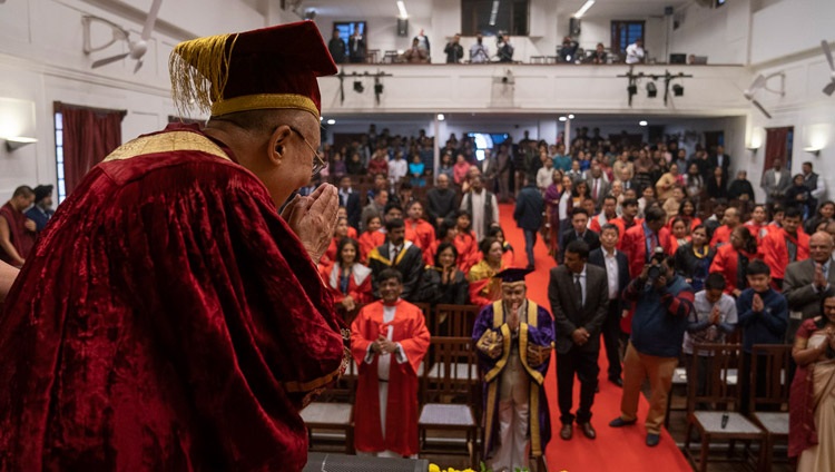 Seine Heiligkeit der Dalai Lama grüsst die Anwesenden zu Beginn der Feier des Gründungstages des St Stephen’s College in Neu Delhi, Indien am 7. Dezember 2018. Foto: Lobsang Tsering