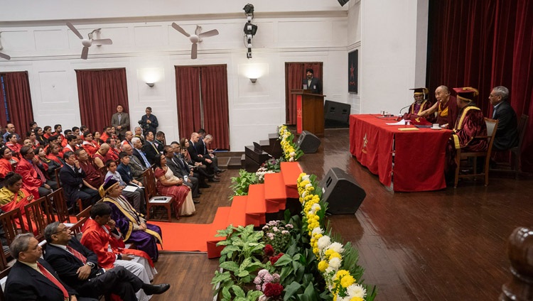 Seine Heiligkeit der Dalai Lama spricht an der Feier des Gründungstages am St Stephen's College der Delhi Universität in Neu Delhi, Indien am 7. Dezember 2018. Foto: Lobsang Tsering